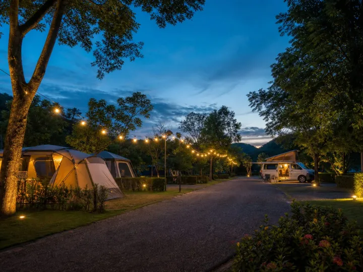 Glamping iluminado à noite