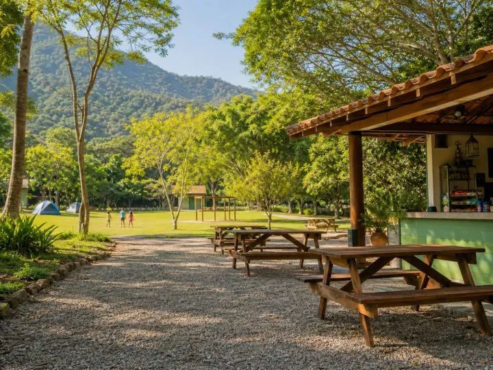Área de day use com mesas e lanchonete